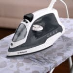 Westinghouse Simple Life 1200W Steam Iron, Grey/White - Image 4